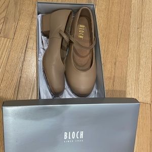 Bloch buckle tap shoe. Adult size 7. Tan.